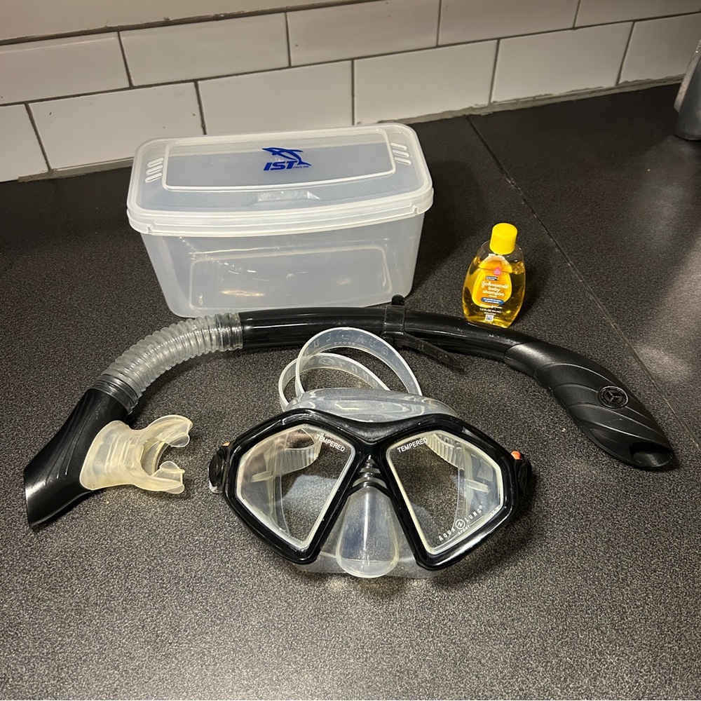 Aqualung dive mask and snorkel set